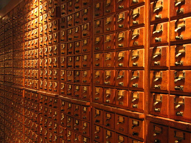 Os ficheiros do Mundaneum (Mons, Bélxica), os seus fundadores, Paul Otlet e Henri La Fontaine, son os creadores do Repertorio bibliográfico universal. 640px-Drawers