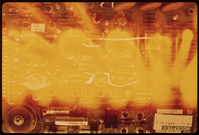 Mostras de alimentos e auga sometidas a probas de radiación. Na foto, luces dun contador de radiacións gamma, EPA de Las Vegas National Research Center, maio de 1972, por Charles O'Rear, The US National Archives